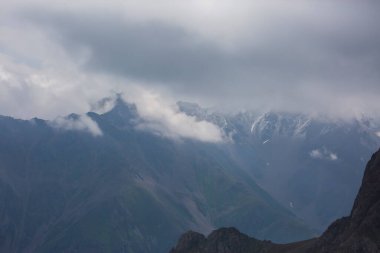 Dağlarda bulutlar.
