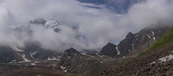 Пейзаж Хмарами Горах Літній День — стокове фото