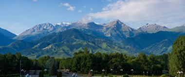 Tien Shan dağlarında bir yaz günü manzara.