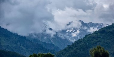 Bir yaz sabahı dağlarda bulutlarla kaplı manzara..