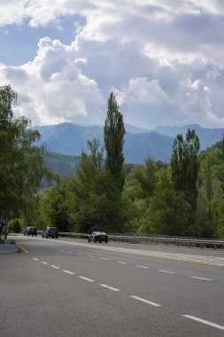 Almaty şehrindeki Medeu dağ kompleksine giden yol..