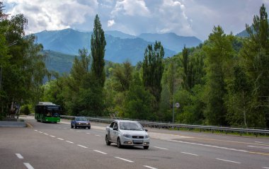 Almaty şehrindeki Medeu dağ kompleksine giden yol..