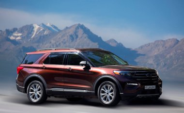 Hareket halinde Ford kırmızı arabası bulanık arkaplan.