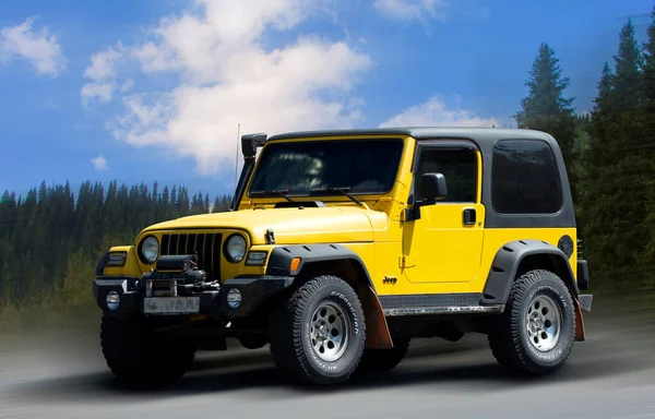 Jeep Suv Coche Amarillo Sobre Fondo Borroso Movimiento — Foto de Stock
