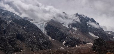 Bir yaz sabahı dağların tepelerinde bulutlarla kaplı manzara..