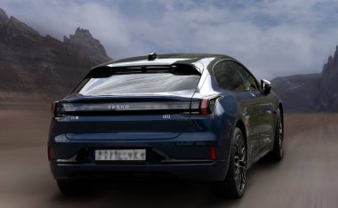 Arka planda bulanık bir hareket üzerine Zeekr spor elektrikli araba.
