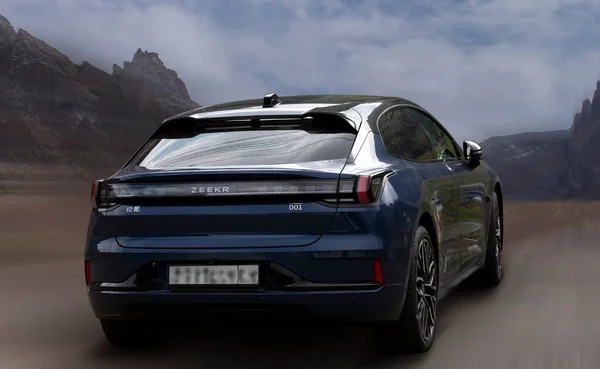 Arka planda bulanık bir hareket üzerine Zeekr spor elektrikli araba.