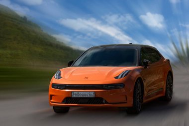 Bulanık bir arkaplanda Zeekr spor elektrikli araba.