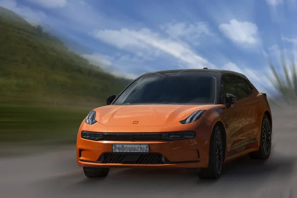 Bulanık bir arkaplanda Zeekr spor elektrikli araba.