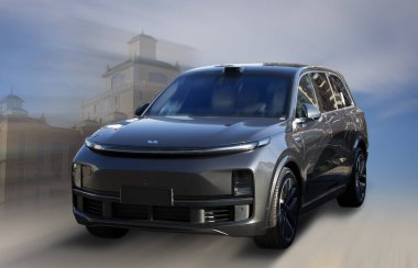 Bulutların arkasında Lixiang ailesi elektrikli arabası.