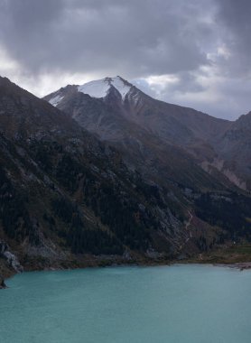Dağlarda büyük Almaty Gölü, sonbahar sabahı.