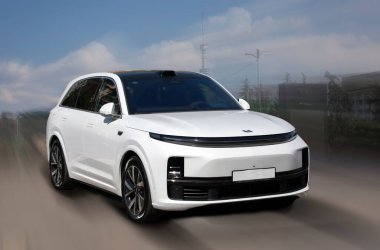 Bulutların arkasında Lixiang Çin elektrikli arabası.