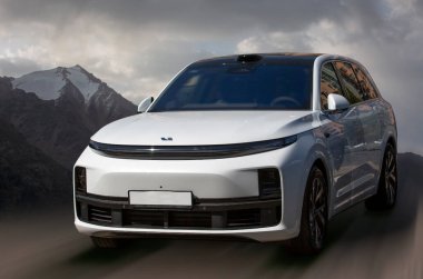 Bulutların arkasında Lixiang Çin elektrikli arabası.