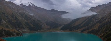 Dağlarda Almaty Gölü.