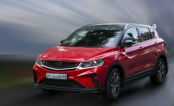 Bulanık bir arkaplanda Geely kırmızı araba.