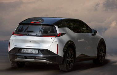 Arka planı bulanık olan Zeekr elektrikli arabası.