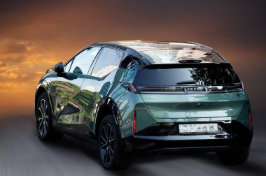 Arka planı bulanık olan Zeekr elektrikli arabası.