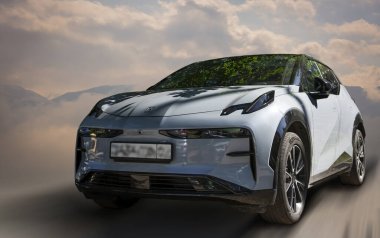 Arka planı bulanık olan Zeekr elektrikli arabası.