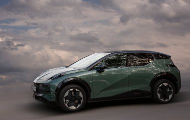 Arka planı bulanık olan Zeekr elektrikli arabası.