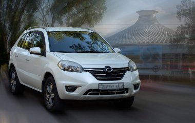 Renault Samsung beyaz araba hareket bulanık arka plan.