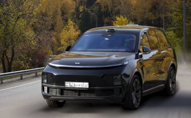 Sonbaharda doğal arka planda Lixiang siyah elektrikli arabası.