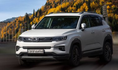 Değişken beyaz araba arka planda bulanık.