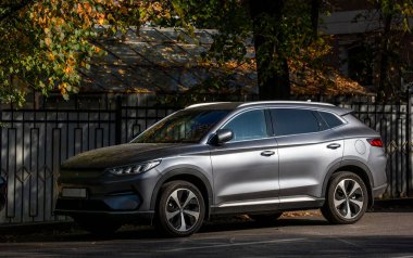 Şehirdeki bir benzin istasyonunda Çinli elektrikli araba..