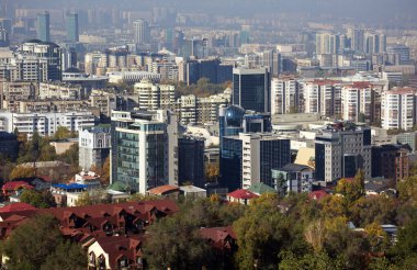 Kok Tobe Dağı 'ndan Almatı şehrinin manzarası. 10 25 2023