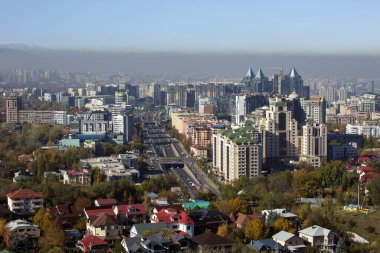 Kok Tobe Dağı 'ndan Almatı şehrinin manzarası. 10 25 2023