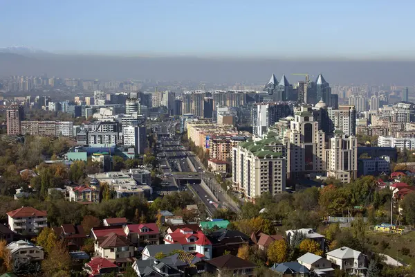 Kok Tobe Dağı 'ndan Almatı şehrinin manzarası. 10 25 2023