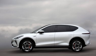 IM LS7 Çin elektrikli arabası hareket bulanık arkaplan.