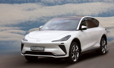 IM LS7 Çin elektrikli arabası hareket bulanık arkaplan.