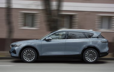 VOYAH hibrid araba hareket bulanık arkaplan.