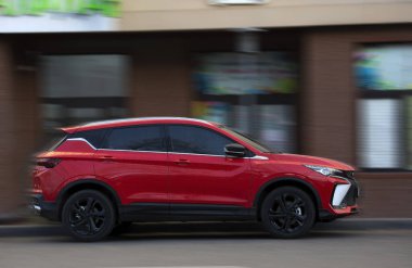 Bulanık bir arkaplanda Geely kırmızı araba.