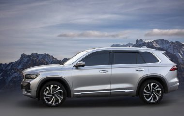 Hareket halinde bulanık bir arka planda Geely çapraz araba gümüşü.
