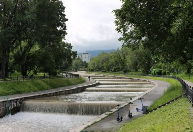 Almaty şehrinde bir bahar sabahı Esentai nehri.