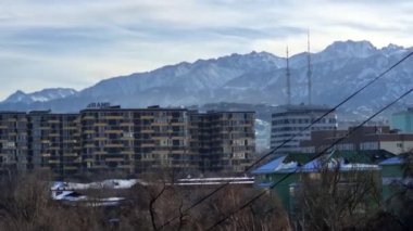 Bir kış sabahı Almaty şehrinin görüntüsü 01 / 27 / 2025 Kazakistan Cumhuriyeti.
