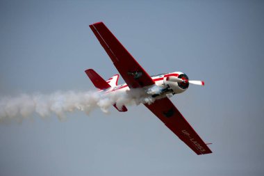 Hava gösterisinde bir spor uçağı..