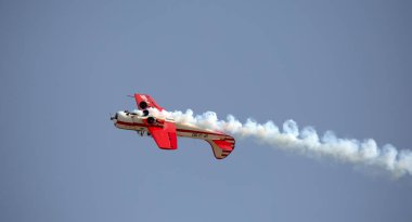 Hava gösterisinde bir spor uçağı..