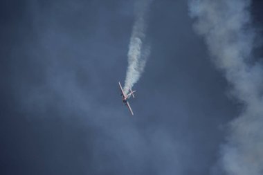 Hava gösterisinde bir spor uçağı..