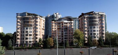 Almaty 'deki Al-Farabi Bulvarı' nda bir bina. Kazakistan Cumhuriyeti. 08.25.2025.