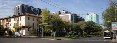 Almaty 'deki Abay Bulvarı' nda mimarlık. Kazakistan Cumhuriyeti. 08.30.2025