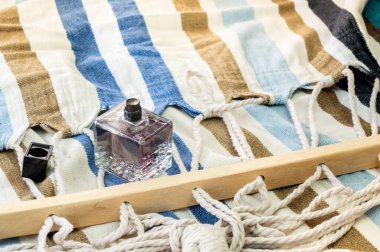 Eski kumaş arka planında parfüm şişesi