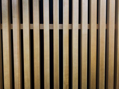 Tahta tahtalar simetrik olarak tabanına yerleştirilmiş.