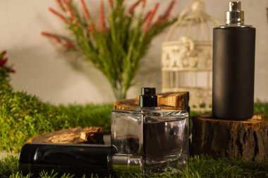 Dekoratif unsurlarla donatılmış arka planda parfüm spreyi şişeleri