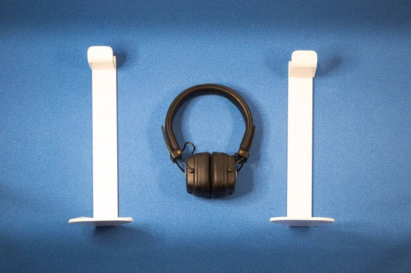 Kulaklıklar mavi arkaplana karşı, onlar için beyaz ekleme tutucular