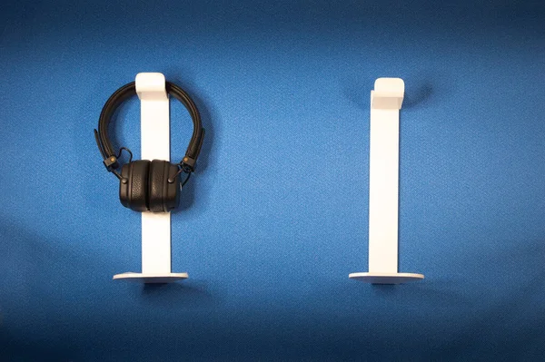 Kulaklıklar mavi arkaplana karşı, onlar için beyaz ekleme tutucular