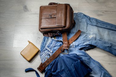 Beyaz bir zemin üzerinde çeşitli aksesuar ve nesnelerle ürünlerin fotoğraflanması.