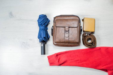 Beyaz bir zemin üzerinde çeşitli aksesuar ve nesnelerle ürünlerin fotoğraflanması.