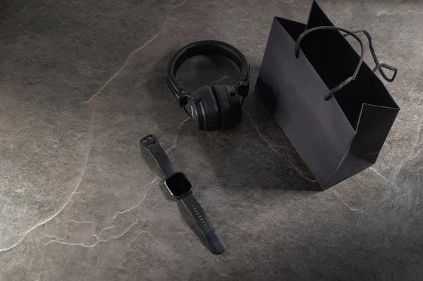 Taştan bir yapısı ve bastırılmış ışıklandırması olan karanlık bir arka planda cihazlar.